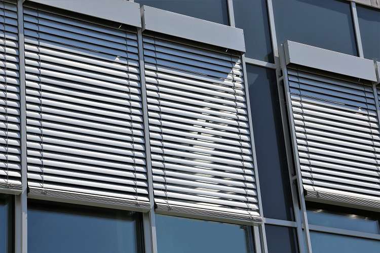 Fenster mit Raffstore außen